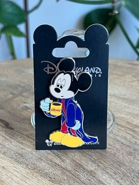 Disneyland Paris Trading Pin Tired Mickey Mouse Holding Yellow Mug